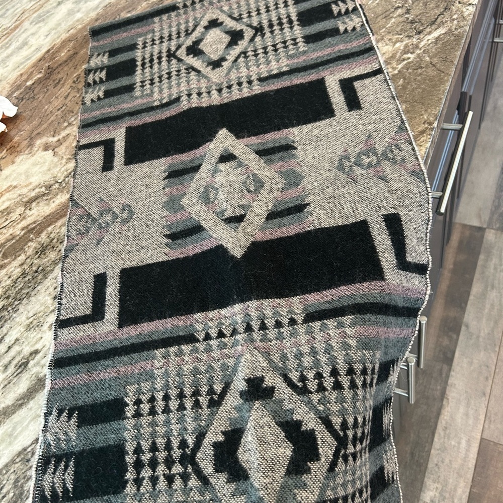 Aztec/tribal infinity scarf, GUC
